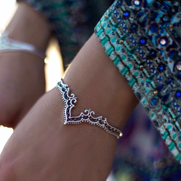 thriftdimensi0n Jewelry - *MURIELLE* Anti-Silver Hollow Out Bangle Bracelet